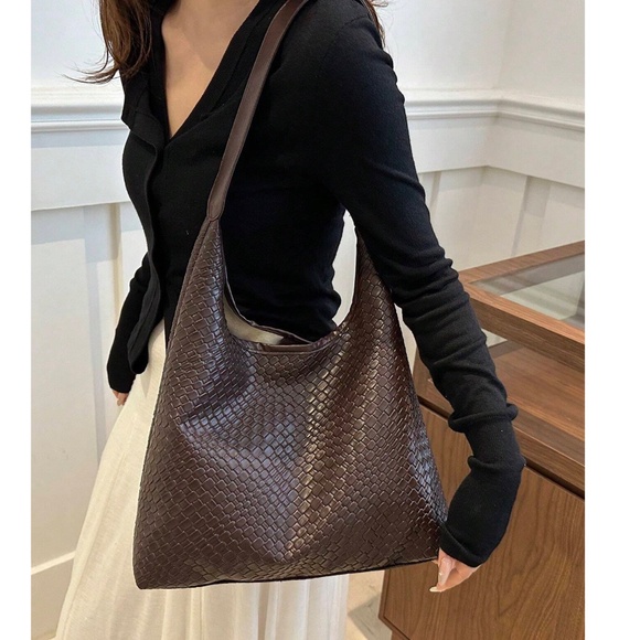 Luxe Vegan Leather Textured Shoulder Bag Set - Picture 8 of 10